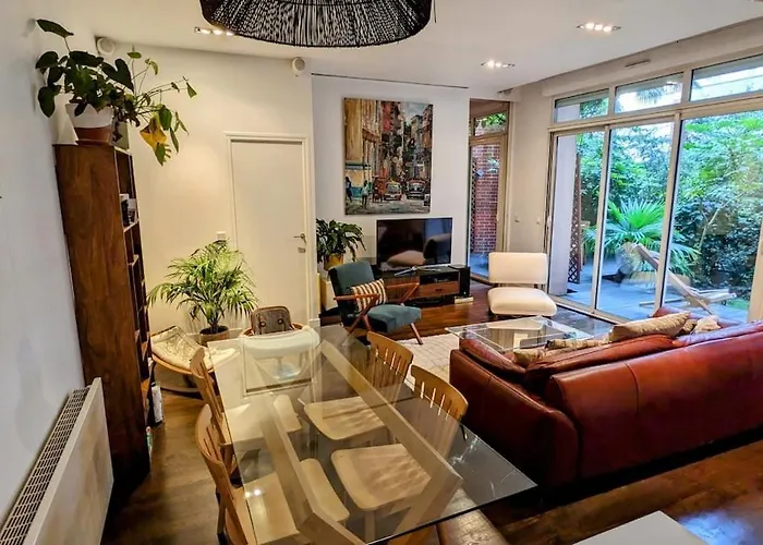 Beautiful With Private Garden شقة