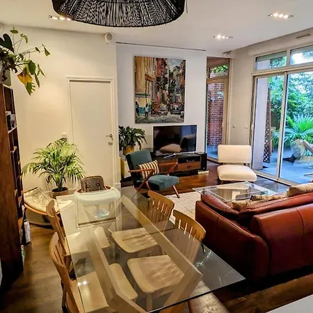Beautiful With Private Garden Apartament